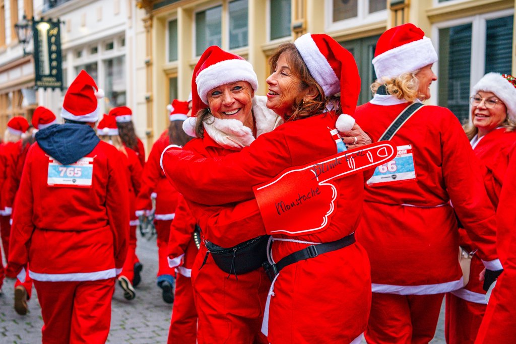 Meer dan 850 kerstmannen trokken door de Bergse binnenstad tijdens de Santarun 2025