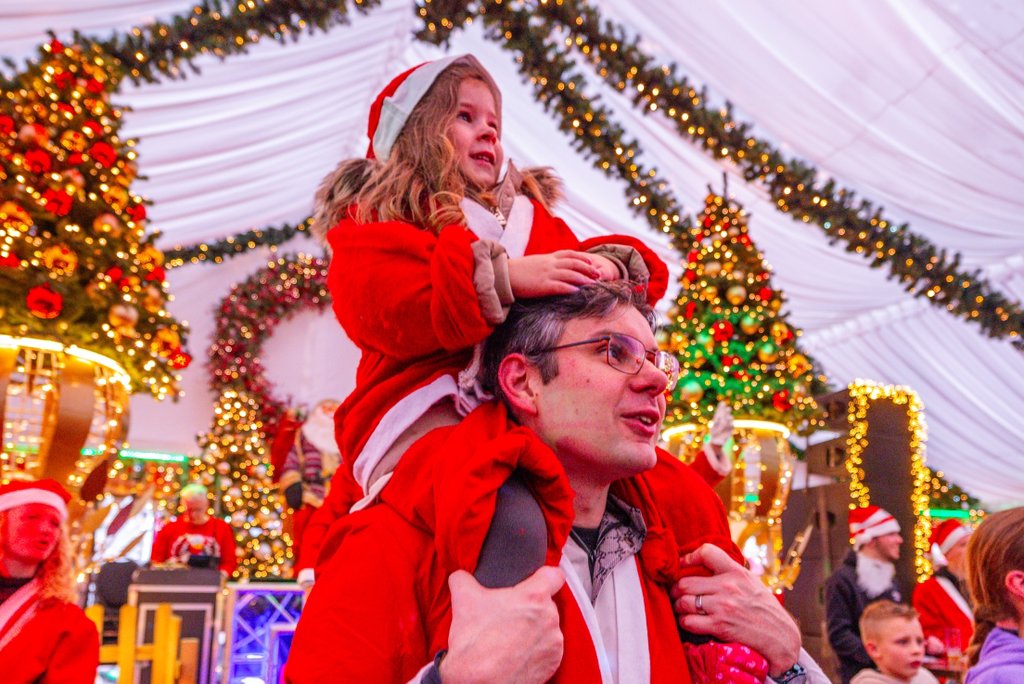 Meer dan 850 kerstmannen trokken door de Bergse binnenstad tijdens de Santarun 2025