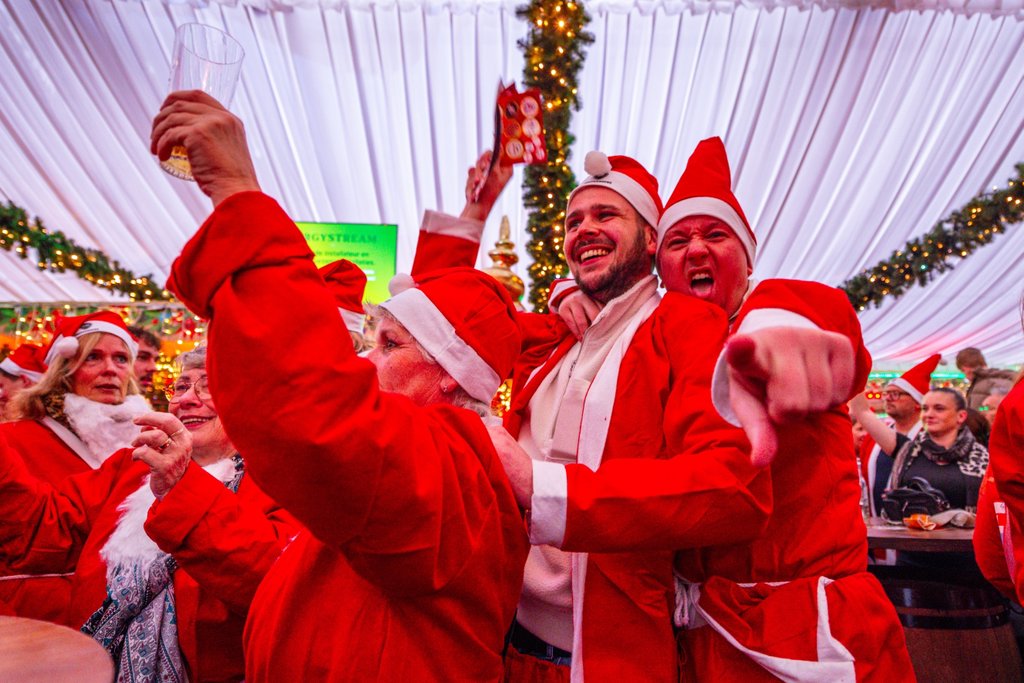 Meer dan 850 kerstmannen trokken door de Bergse binnenstad tijdens de Santarun 2025