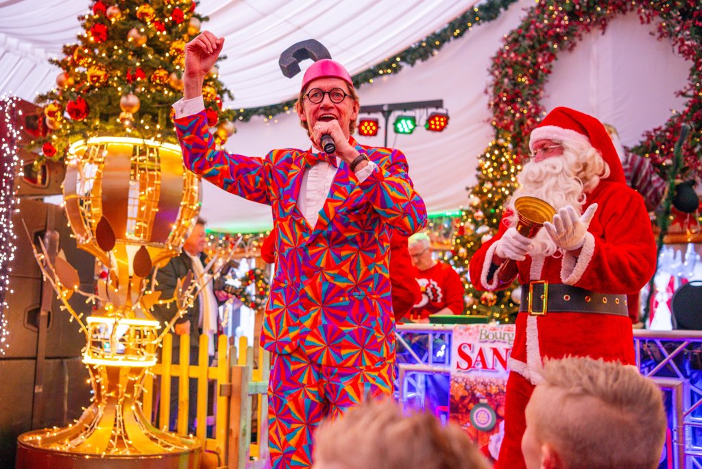 Meer dan 850 kerstmannen trokken door de Bergse binnenstad tijdens de Santarun 2025