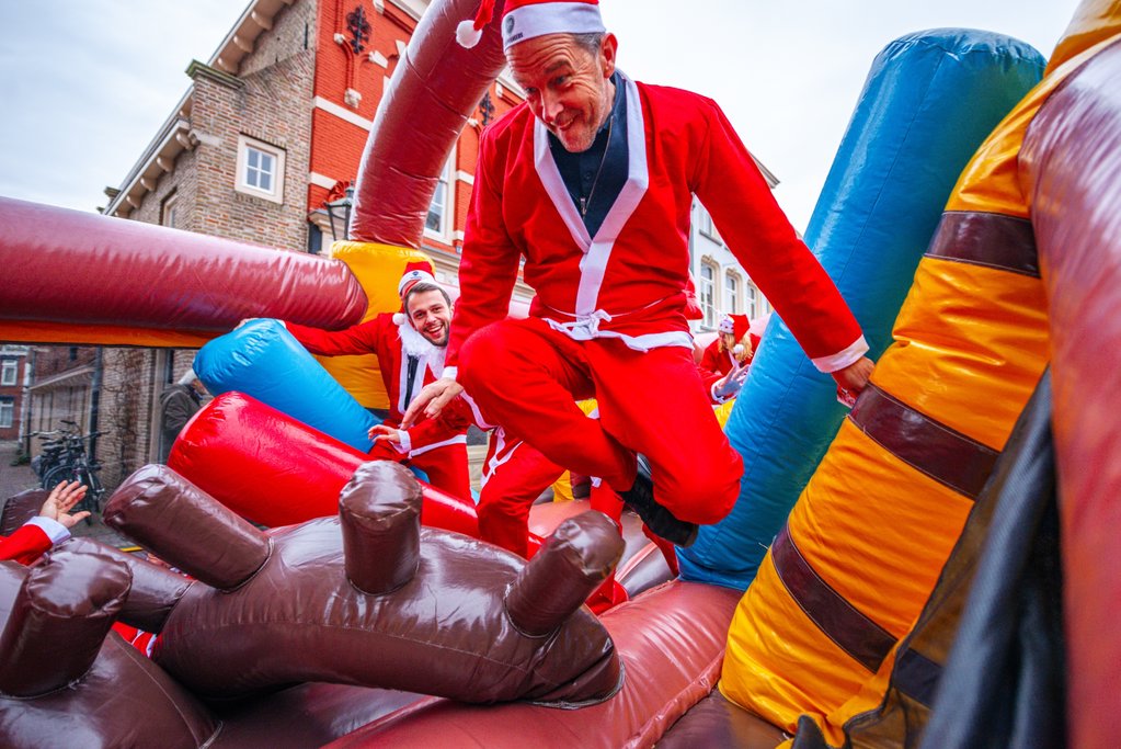 Meer dan 850 kerstmannen trokken door de Bergse binnenstad tijdens de Santarun 2025
