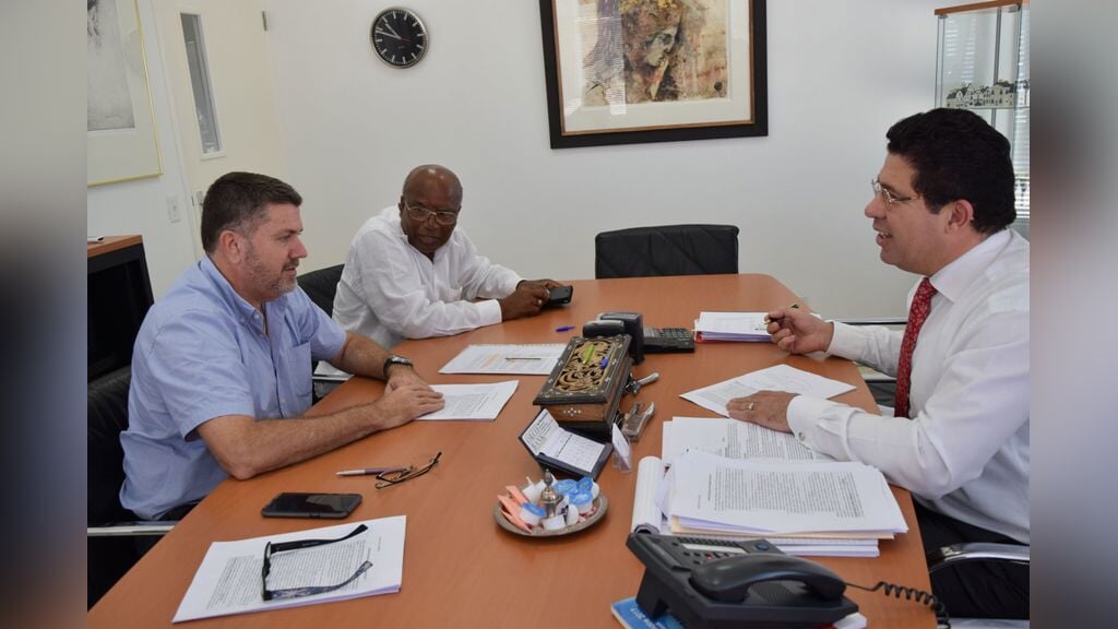 PCN president Harald Linkels and vice-president Valdemar Marcha today signed the papers to establish the Participatiemaatschappij Caribisch Nederland at the office of Notary Public Kenneth Arends. Photo: Frederique van den Steen. 