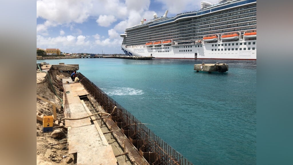 Repairs to the middle pier in Bonaire's harbor became urgent after some episodes of stormy weather. Photo: Government of Bonaire.||
