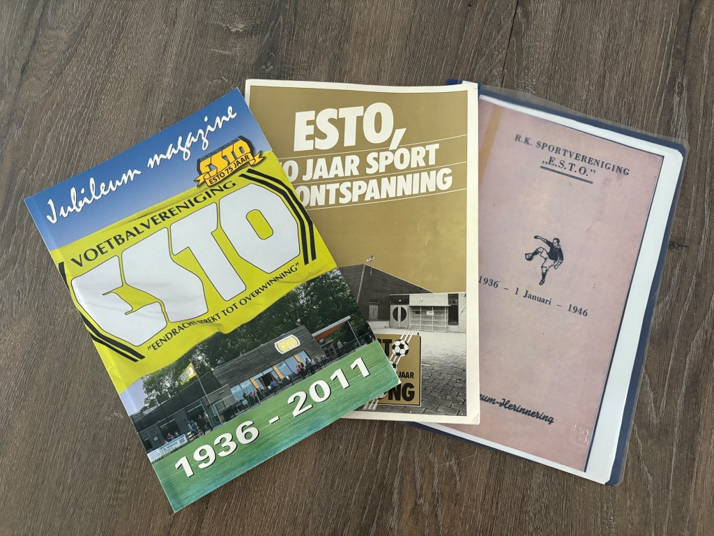 De verschillende jubileumuitgaven van het clubblad.