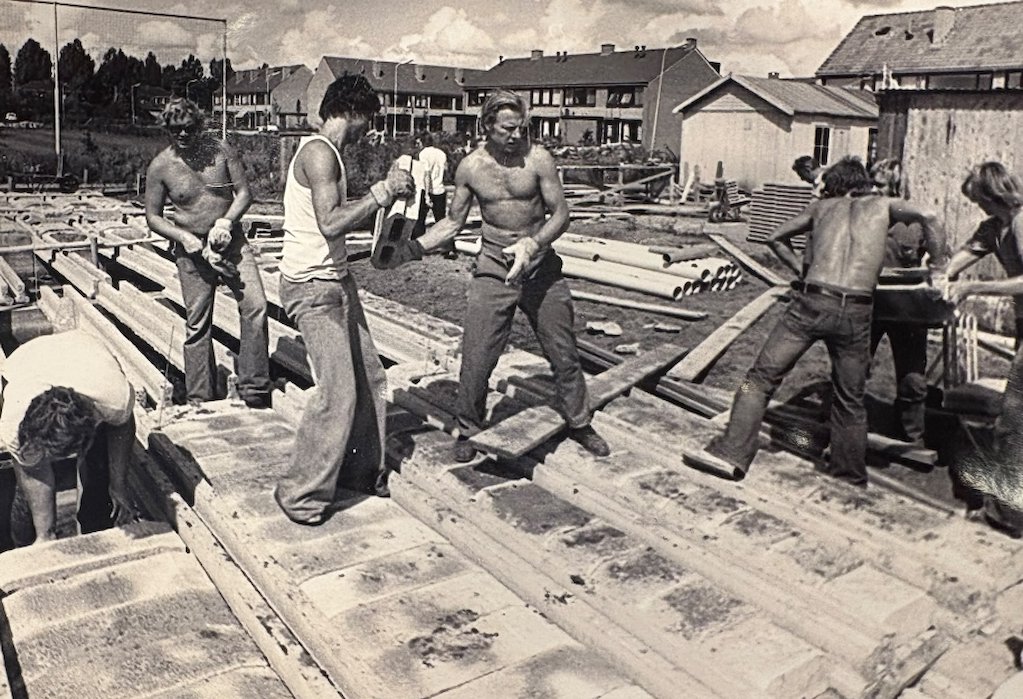 De bouw van de kantine in 1975.