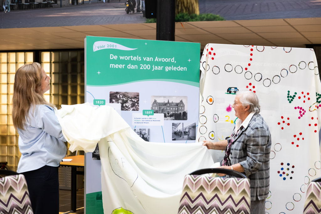 Onthulling in De Kloostergaard.