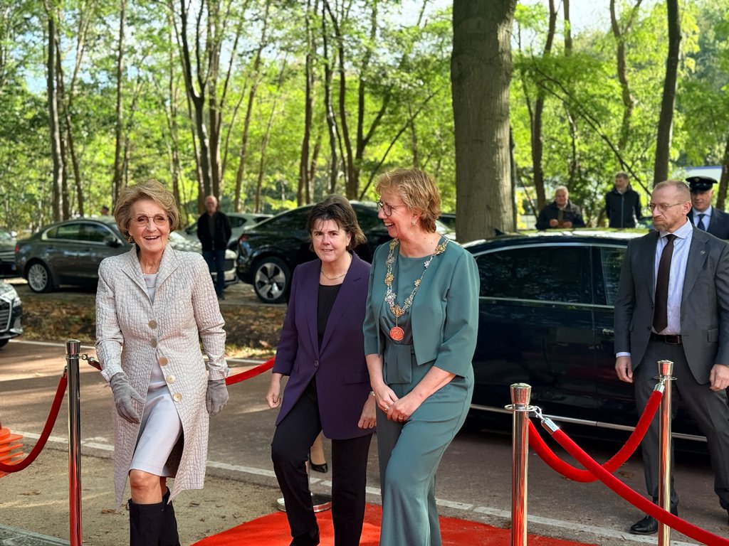 (v.l.n.r.) Prinses Margriet met Ina Adema, commissaris van de Koning en burgemeester Margo Mulder