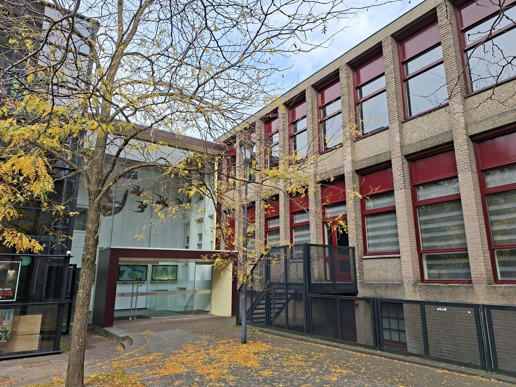 De ingang van het bestuur- en vergadercentrum ligt er verlaten bij.