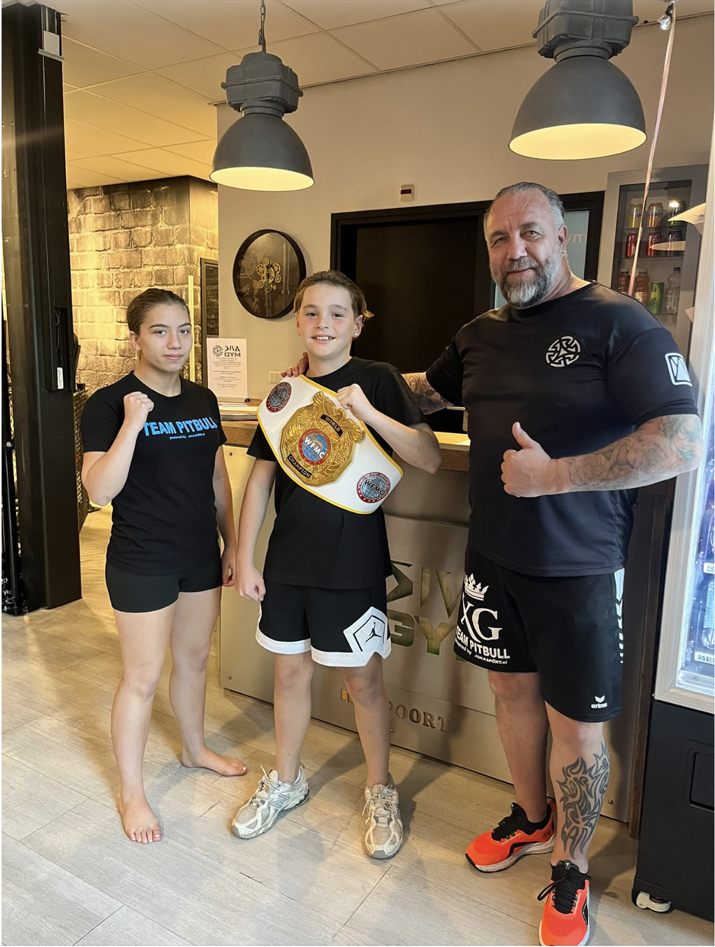 Robin "The Machine" met zijn trainers Xyliana en John