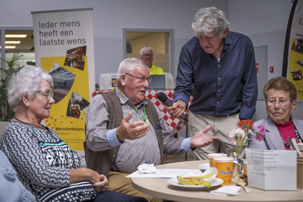 Bartho Braat (Jef Albers) in gesprek met leden van de Kruisvereniging