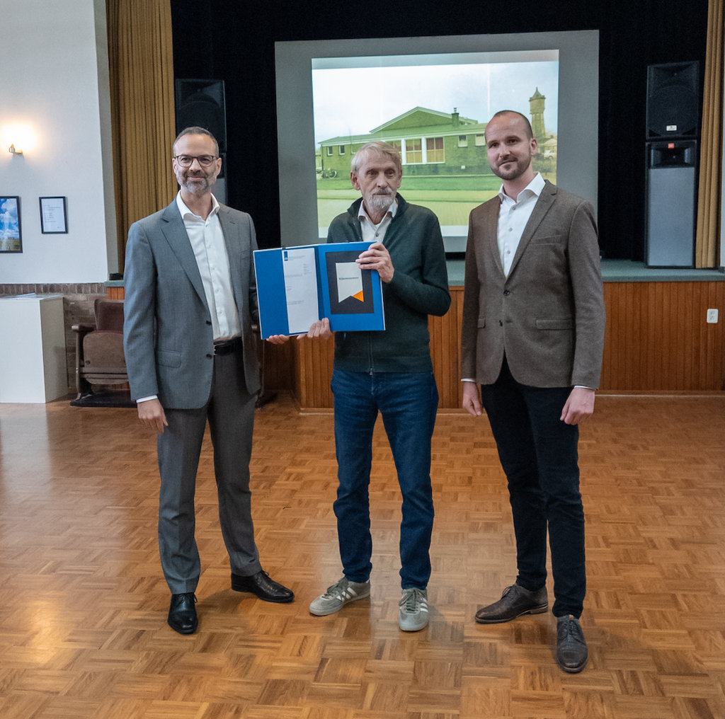 Peter Helleman met het monumentenschildje.