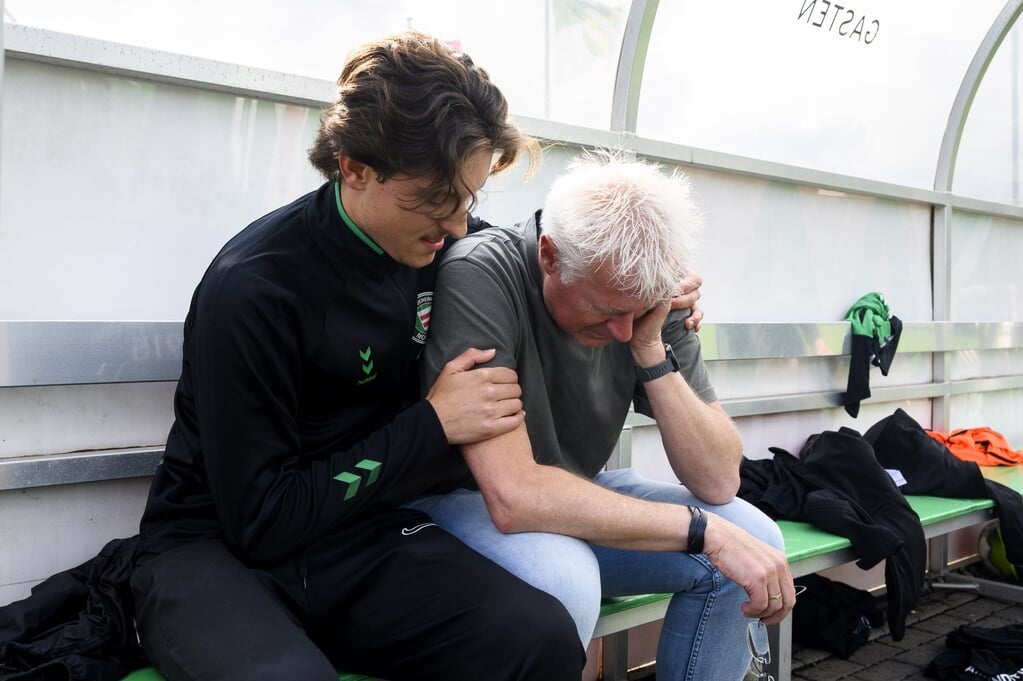 <p>Emoties bij scheidend SV Noordeloos-trainer Hans Duijzer.</p>
