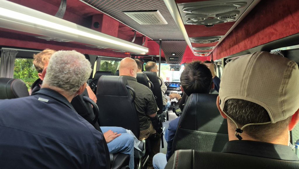 Bij de gemeente heeft zich een flink aantal leden van de pers gemeld. Ze worden met bussen naar de diverse locaties gevoerd.