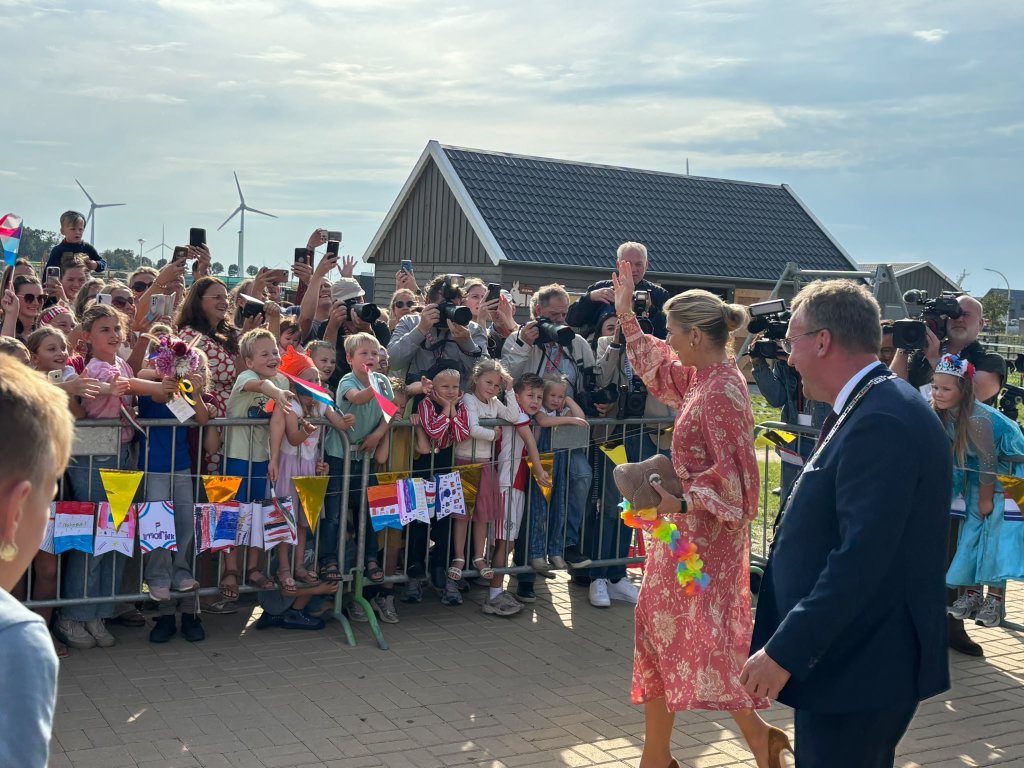 Máxima komt samen met burgemeester Bart Jaspers Faijer aan bij de Baron van Ghentlaan, het zorgcentrum van ZONL. Ze gaat hier in gesprek met bewoners, vrijwilligers en betrokkenen.