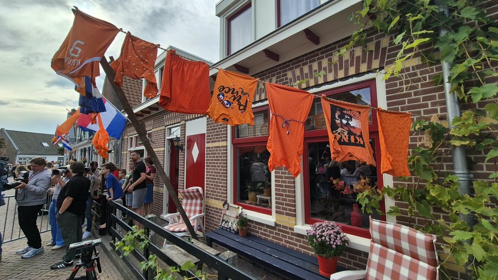 Bij Kuppien in Wijk 3 staan de mensen intussen al te wachten. De familie Kaptijn zorgt voor een passend welkom.