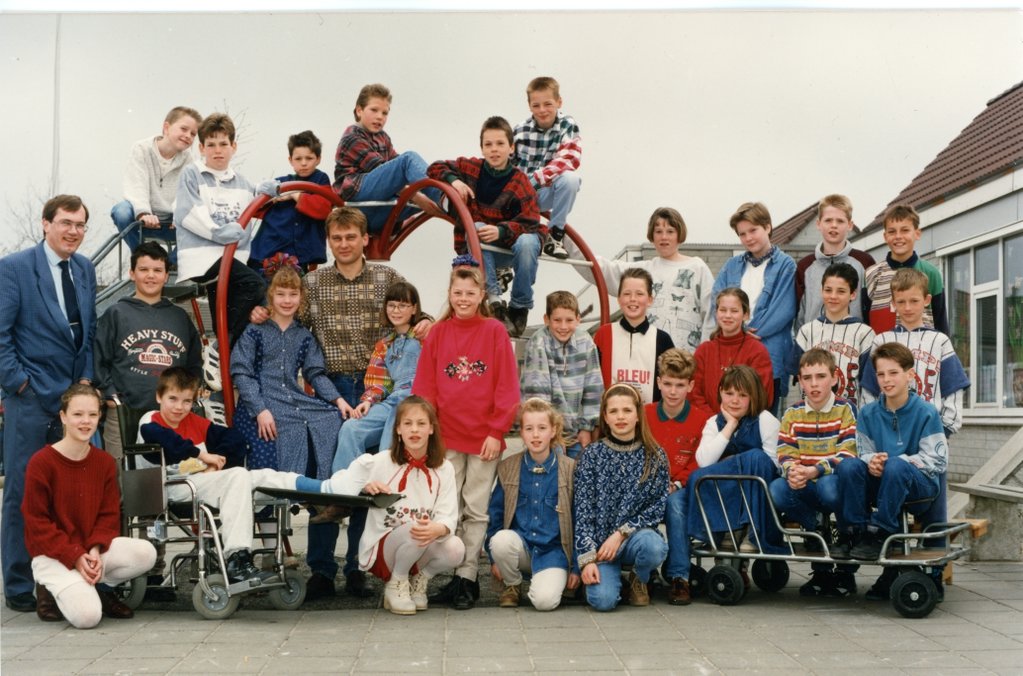 Groep 8 1995-1996. Bovenaan v.l.n.r.: Gerrit Jan Cleveringa, Jan Eertink, Freddie van Urk, Evert Verbaan, Meindert Bakker, Jan van de Berg, Herma Post, Anneke Meun, Auke van Veen, Gerrit Buis. Middelste rij v.l.n.r.: Eldert Schouten, Johannes van de Berg, Maria Melaard, Freek Brouwer, Josina Post, Marrie van de Berg, Jan de Vries, Klaas Kramer, Lydia Hakvoort, Albert Johannes Verhoeff, Kees Kramer. Voorste rij v.l.n.r.: Greetje Hennink, Willem de Vries, Stefanie Bakker, Janneke Kramer, Margreet Kramer, Aren Brouwer, Anna Marie Kramer, Teun Bakker, Tim de Vries.