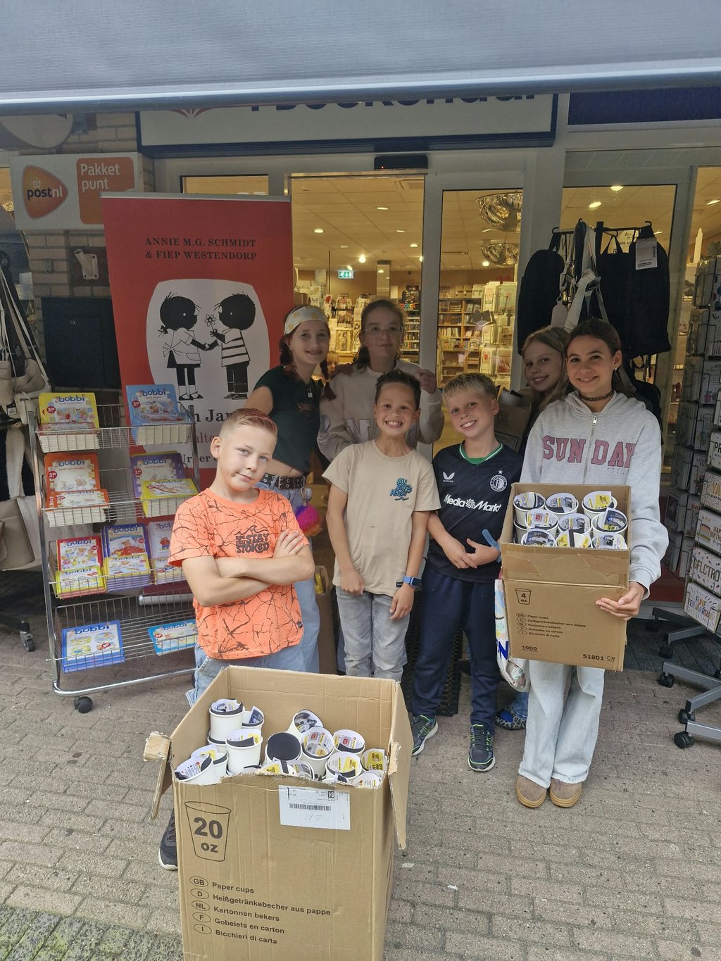 De knutselpakketjes zijn inmiddels afgeleverd en verkrijgbaar bij 't Boekendal en Pico Bello op Urk.