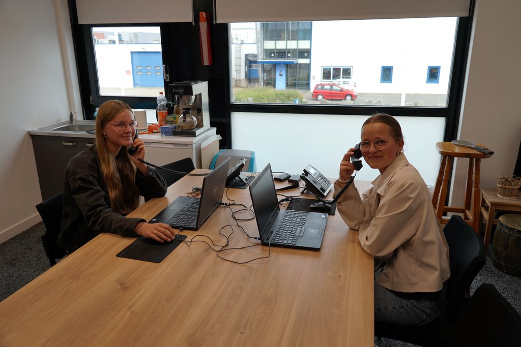 Anke Ras en Elsbeth Bakker van het telefonistenteam.