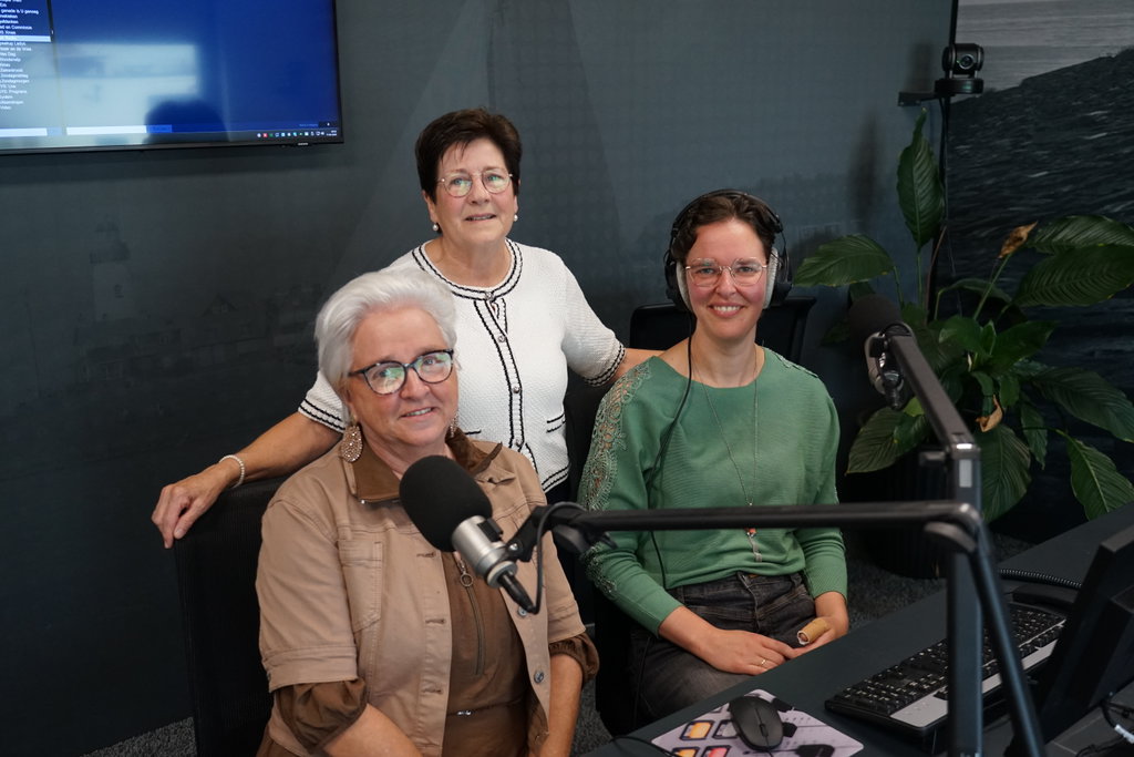 Vlnr: presenatoren Jannie Molenaar, Marretje Verhoeff en Jannie Romkes.