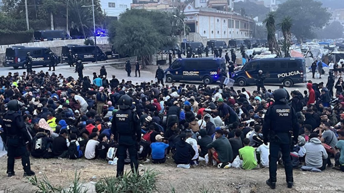 Spaanse politie begint met ontruiming groot migratenkamp Ceuta