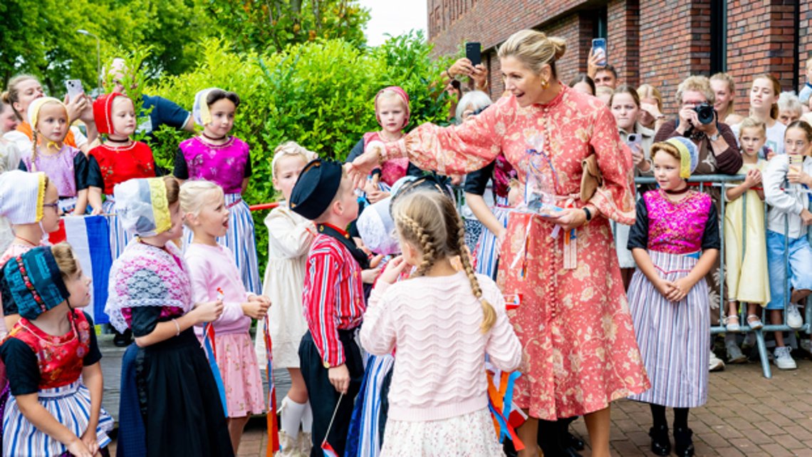 Urker jongeren krijgen catechisatie met koningin Máxima. ‘We hebben wel even geoefend vooraf’