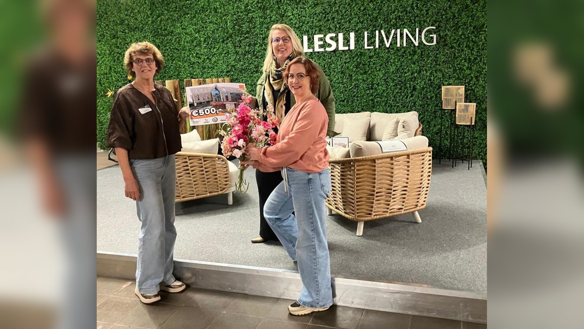 Enveloppenactie Lesli levert 500 euro op voor Mariënhof in Lichtenvoorde