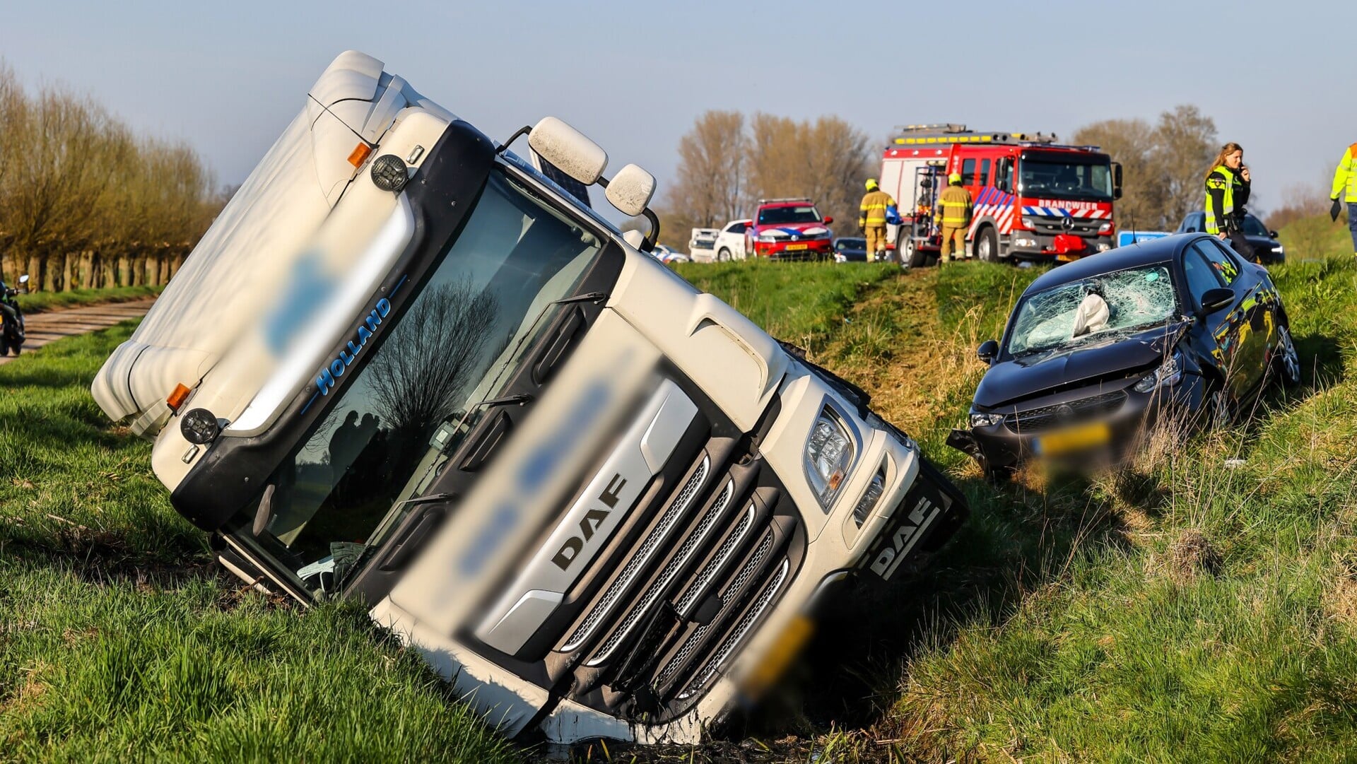 Vrachtwagen in de sloot na ongeval op A50 in Herpen; vrouw in personenauto zwaargewond