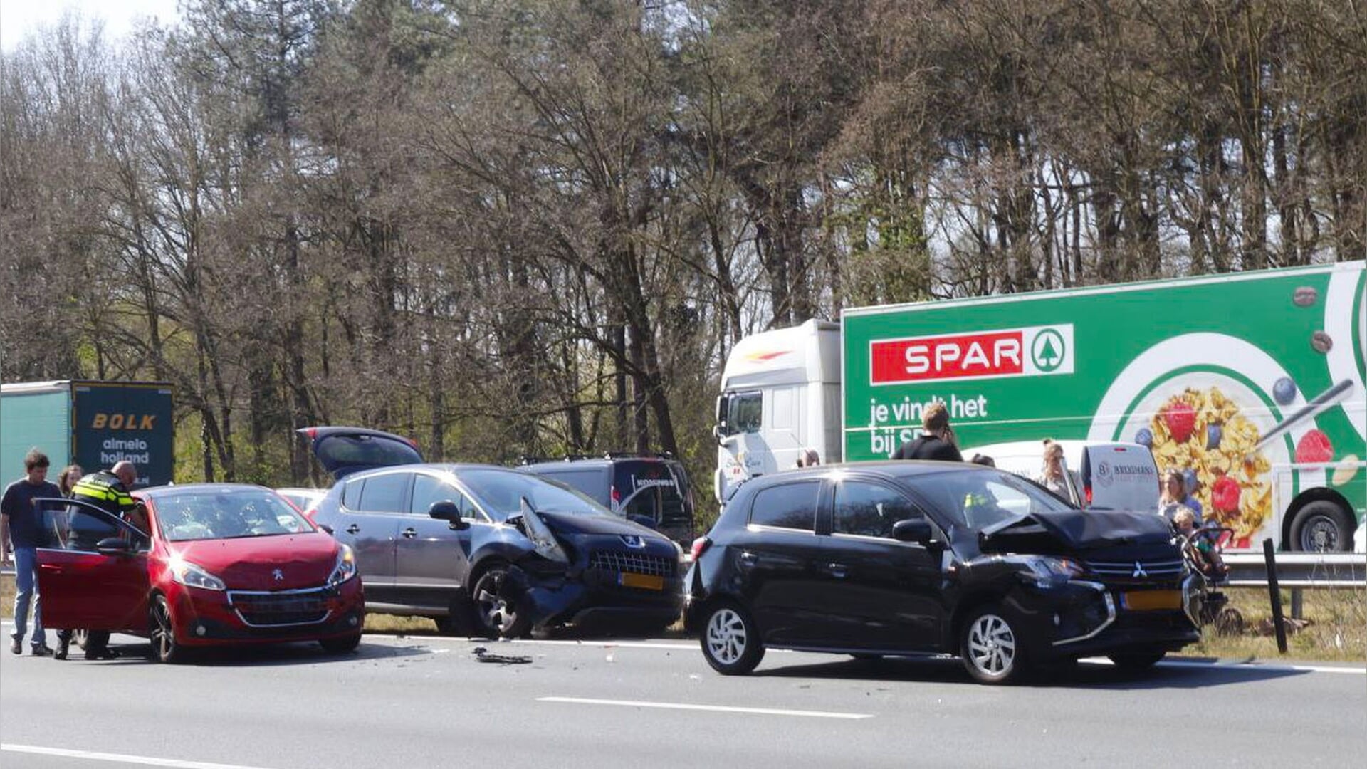 Vier auto’s botsen op elkaar op A50 bij Herpen