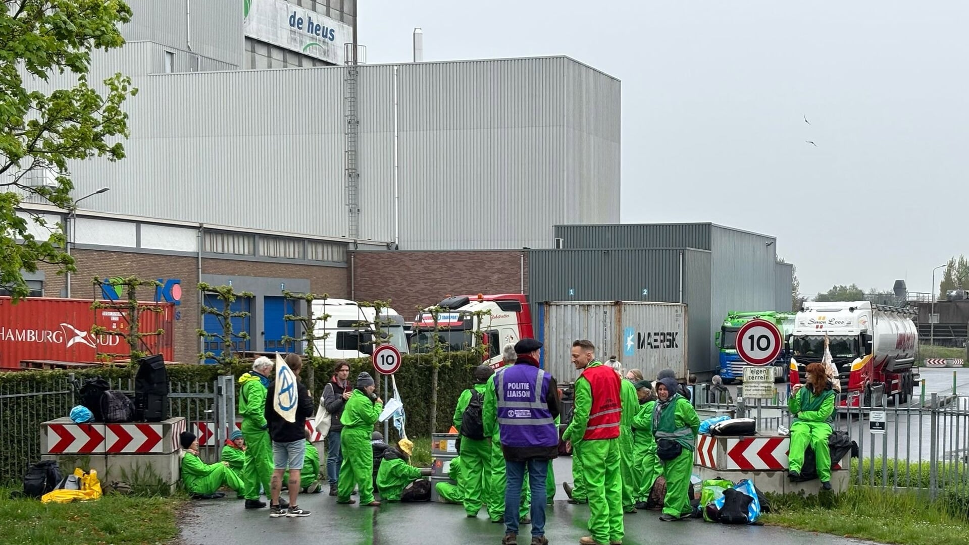 Extinction Rebellion voert actie bij veevoederfabriek De Heus in Ravenstein