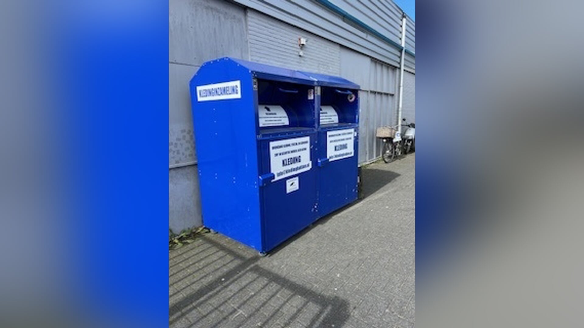 Kledingcontainers illegaal geplaatst bij parkeerterrein AH in Bovenkerk nabij kringloopwinkel De Boe