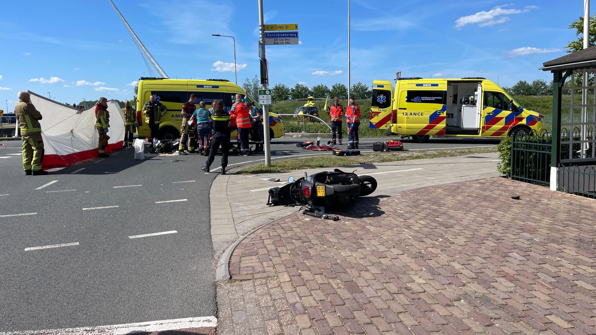 Twee brommers botsen; een zwaar gewonde