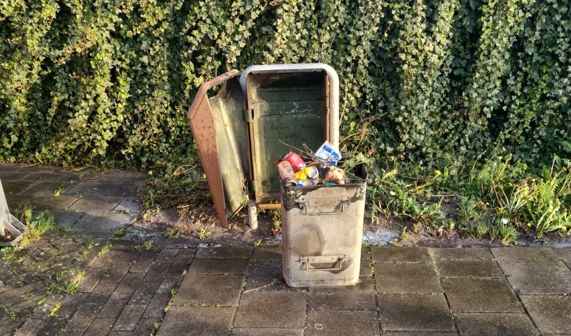 Brandweer Lastiggevallen Door Jeugd Bij Blussen Prullenbak Brandje In Dedemsvaart De Toren