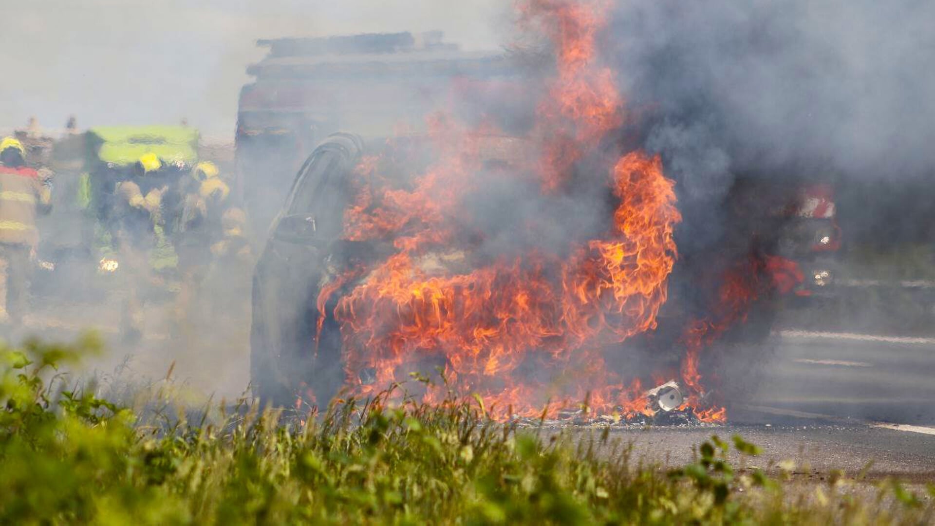 Auto in lichterlaaie op A50 in Herpen