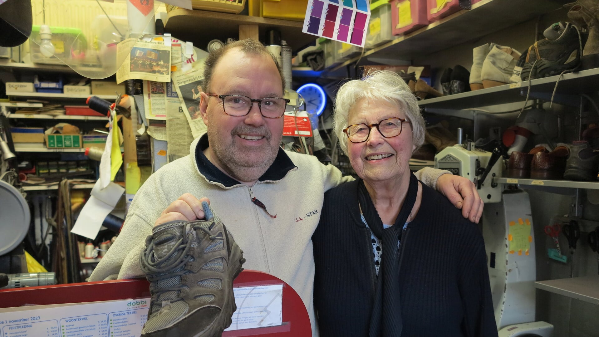 Gemertse Tiny (86) helpt nog altijd mee in de schoenmakerij van zoon ...