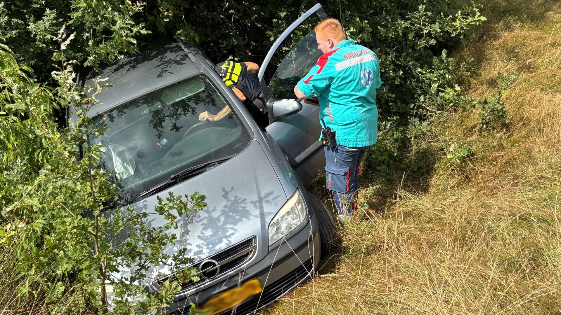 Auto en werkbus botsen in Schaijk; één persoon gewond