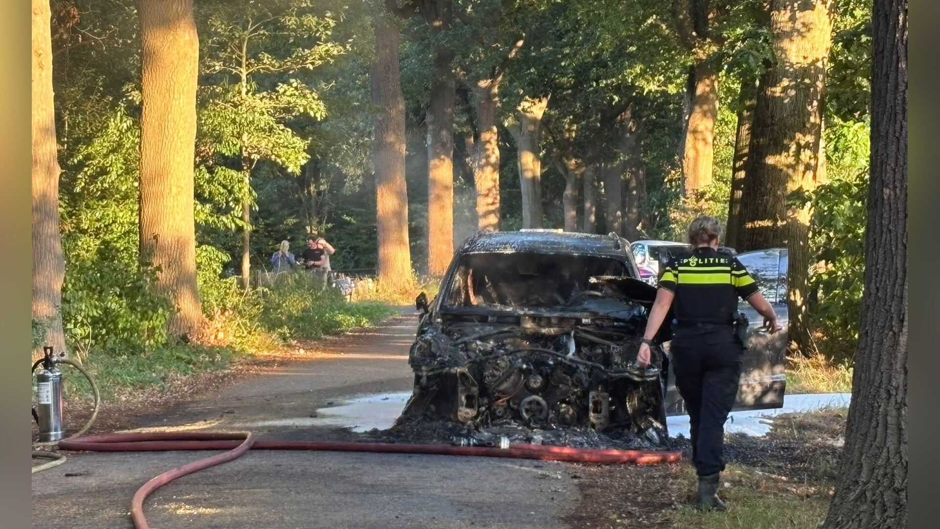 Twee personen gewond na autobrand in Escharen