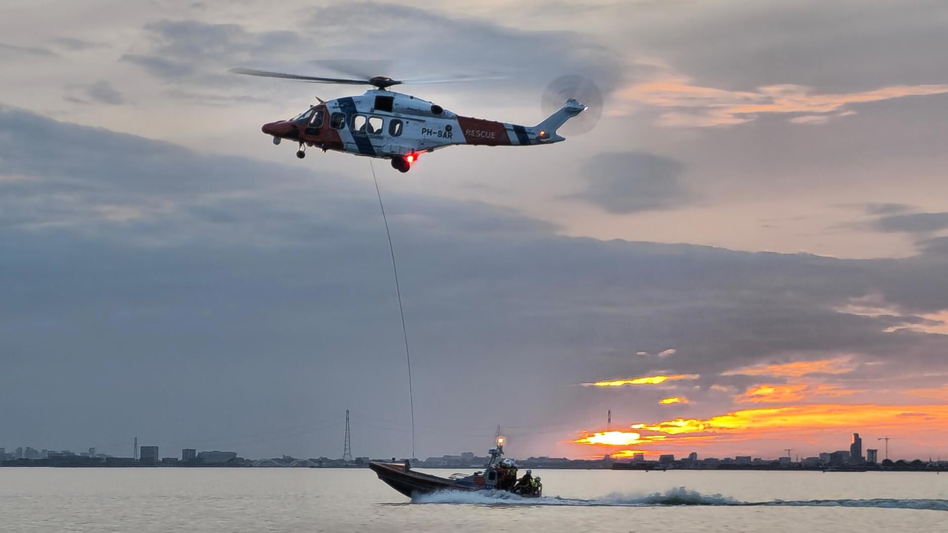 Spectaculaire oefening KNRM Huizen en Search- and Rescue helikopter ...