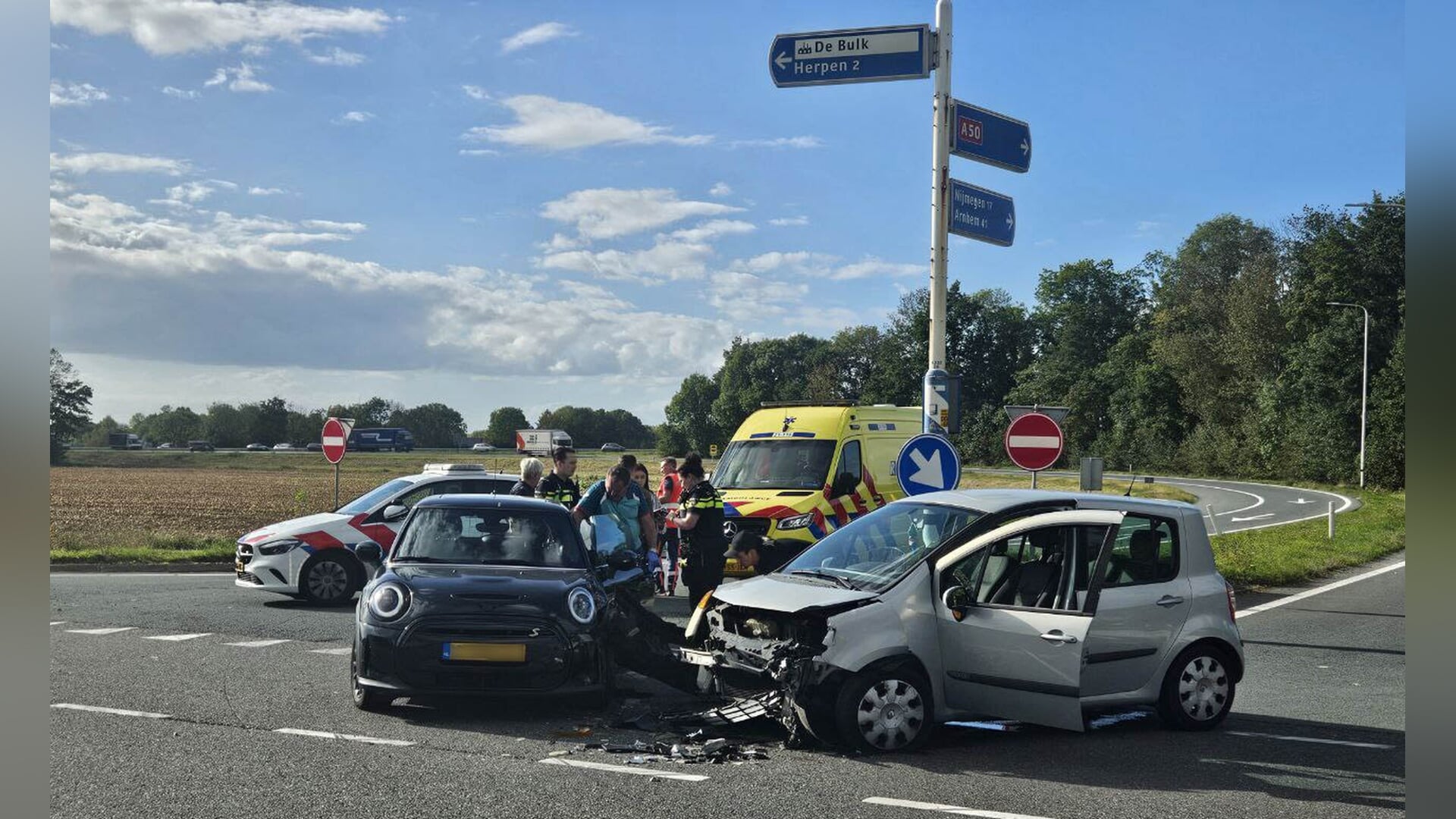 Hulpdiensten rukken uit voor ongeval bij afrit A50 Ravenstein