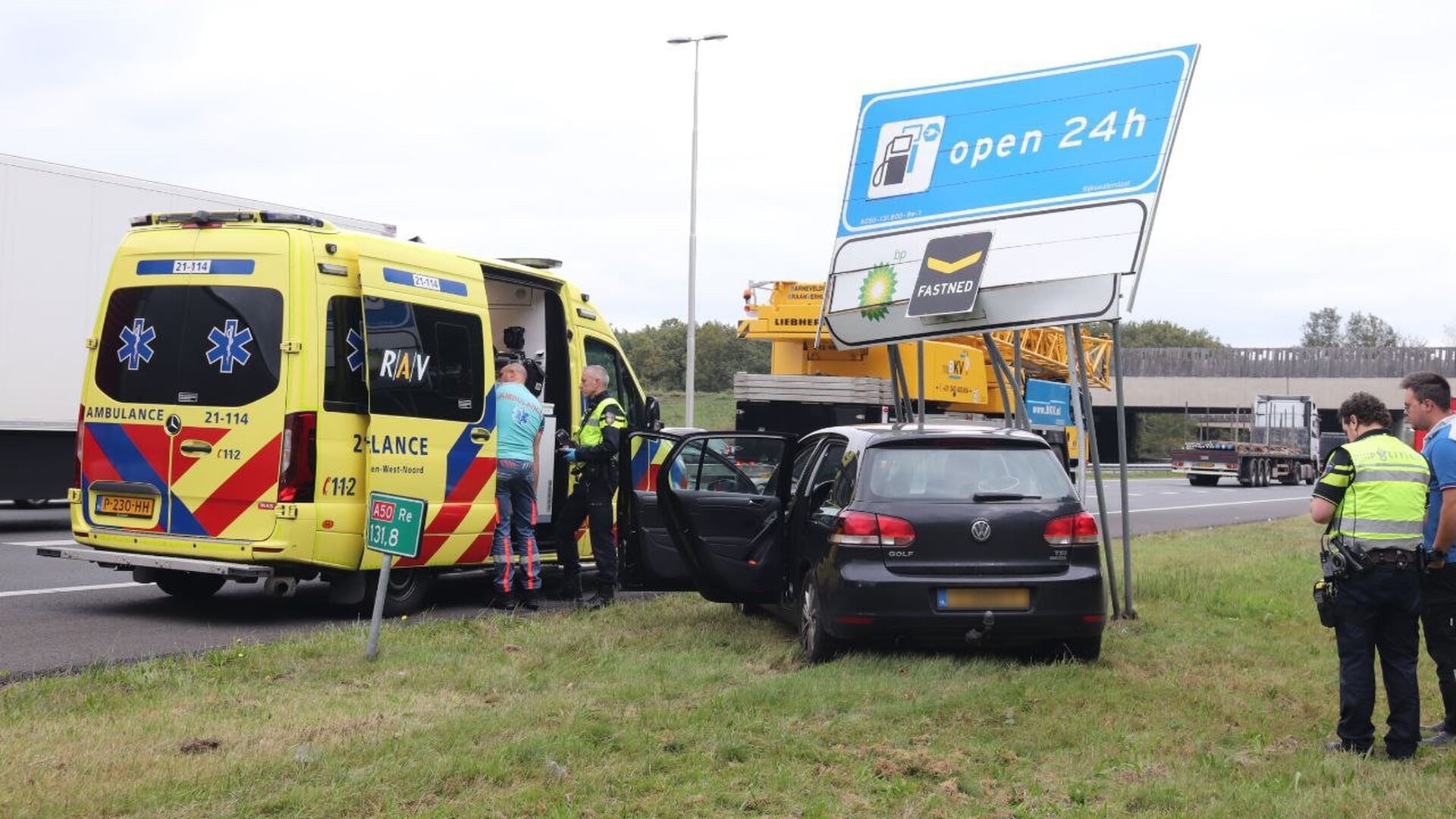 Auto ramt groot verkeersbord langs A50