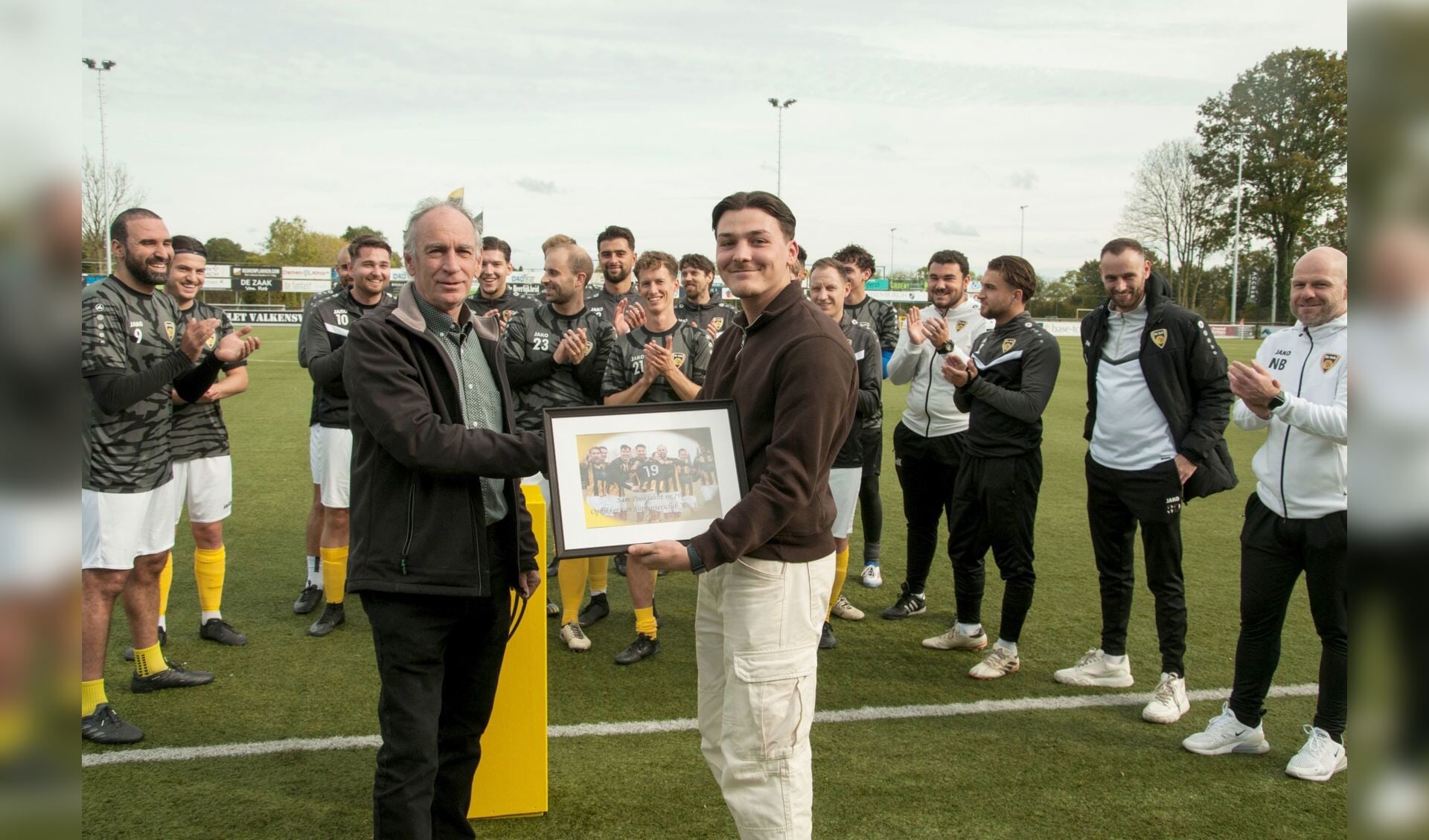Sam Poos krijgt Opkikker De Valk - Adverteren Valkenswaard ...