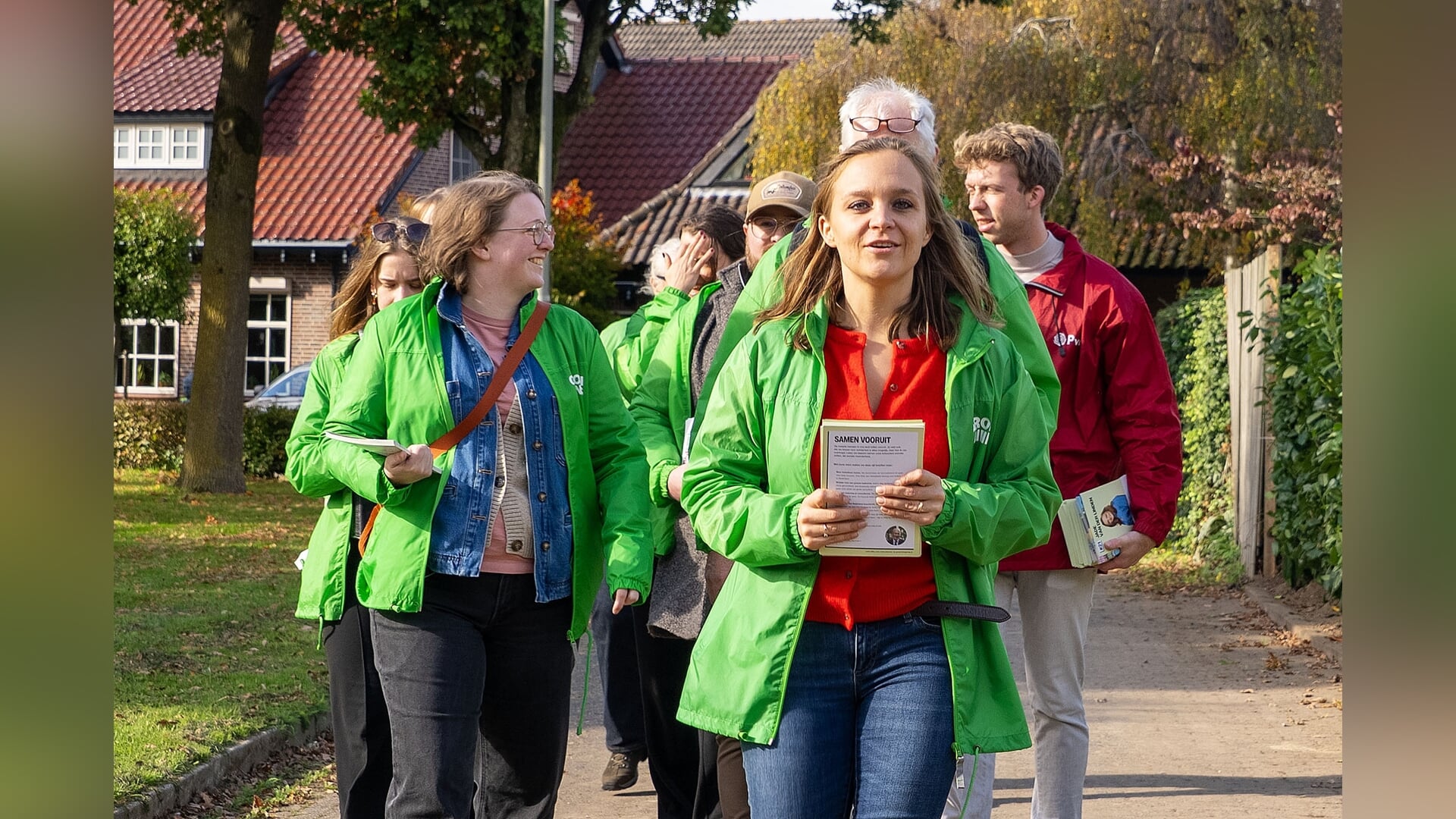 Jade van der Linden voert met GroenLinks-PvdA huis aan huis campagne in ‘haar’ Ravenstein