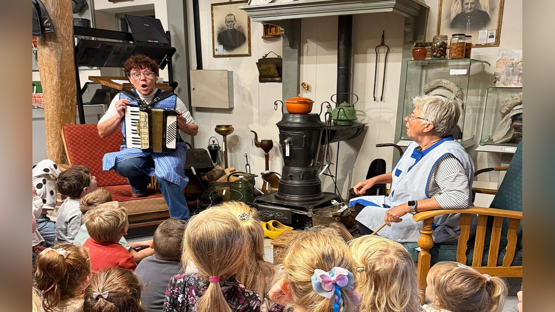 Kleutergroepen basisschool De Regenboog bezoeken De Komme
