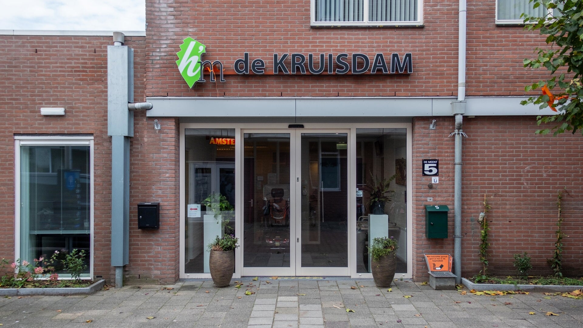 Metershoog woon-zorgcomplex van honderd woningen op plaats wijkcentrum in Hilversumse Meent