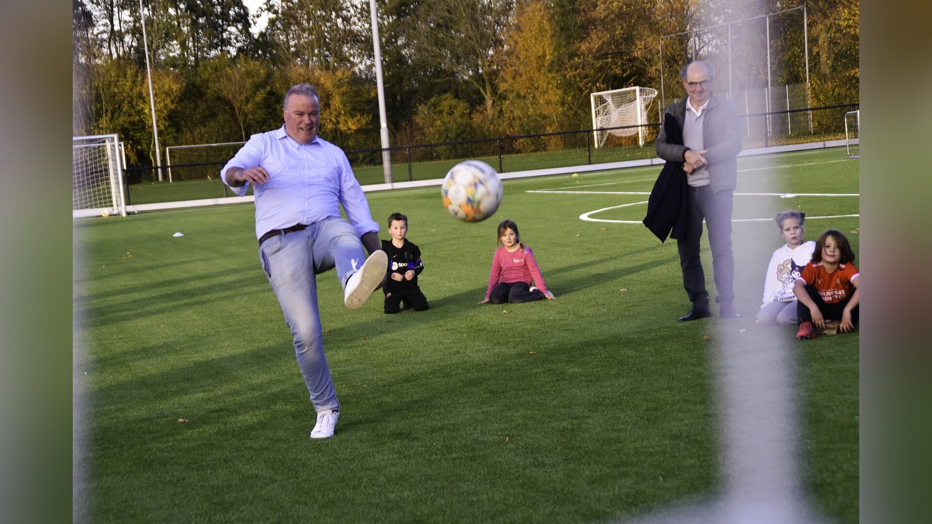 Eerste mijlpaal Open Club Herpen: Wethouder scoort op nieuw kunstgrasveld