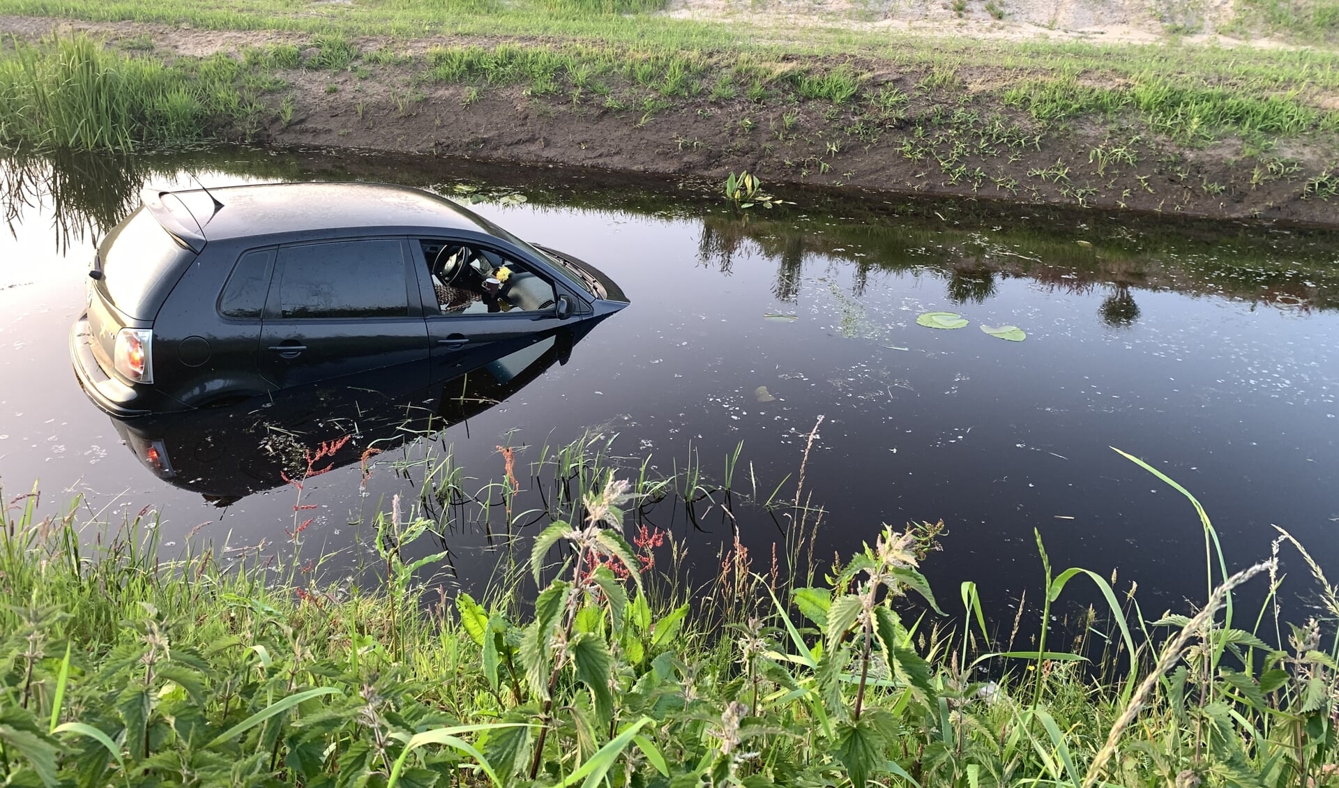 Auto raakt te water in Bruchterveld