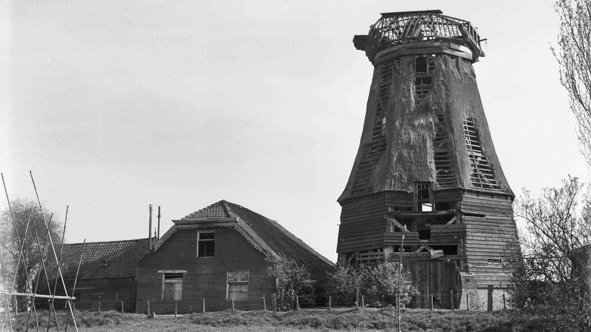 Terug naar 1974, het jaar dat de gemeente Weesp de vervallen molen De Vriendschap koopt