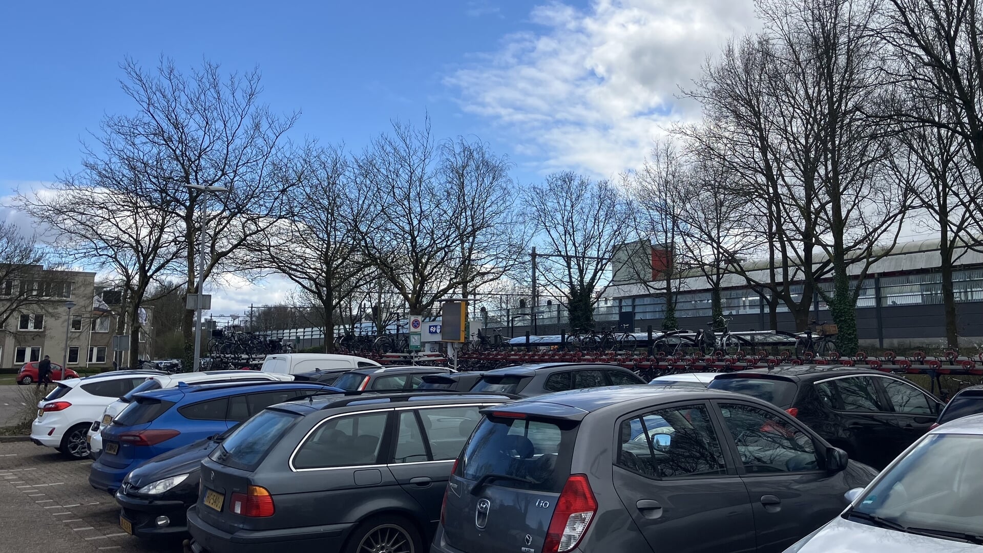 Alleen nog parkeren in de vakken bij station Weesp
