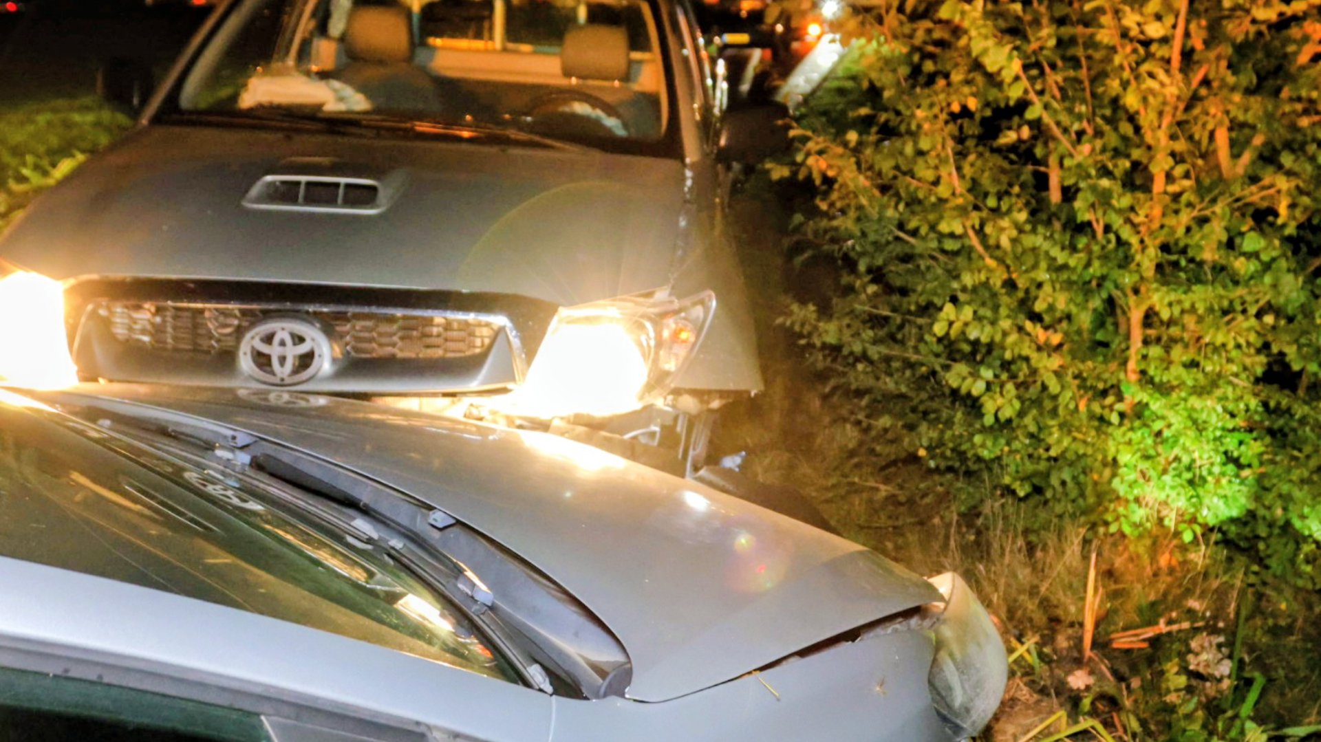 Botsing tussen twee auto’s op Hoevenseweg