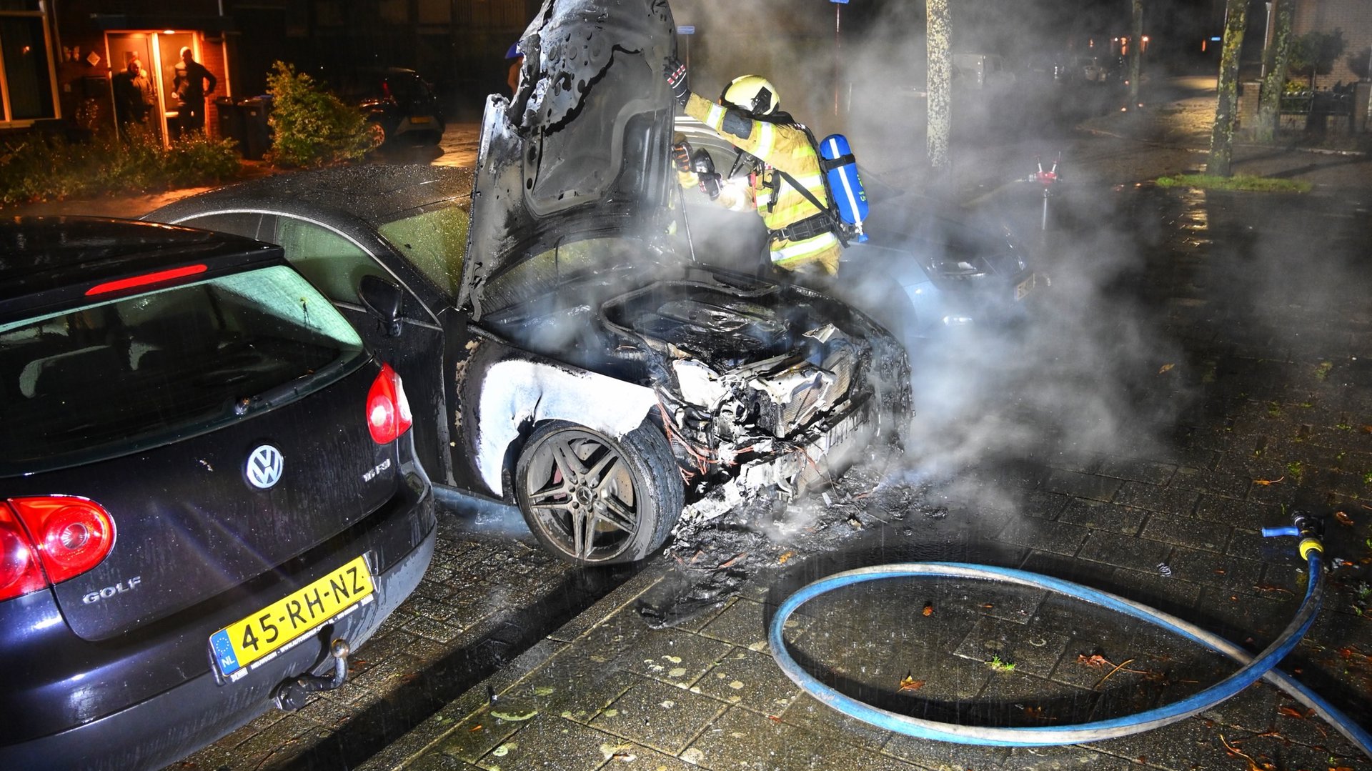Mercedes verwoest door autobrand aan Ritsemalaan in Nieuwegein