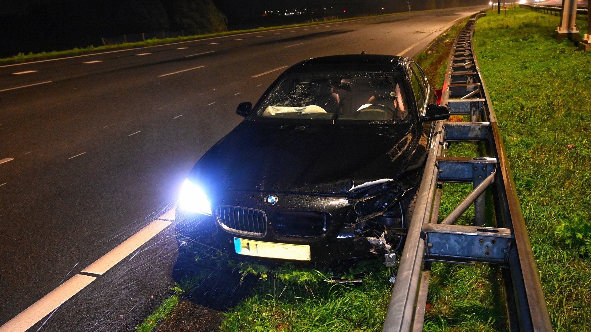 Auto zwaar beschadigd na ongeval op A2 bij Culemborg: twee rijstroken afgesloten